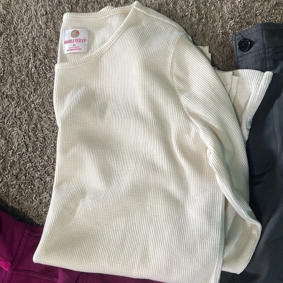 Woman’s medium clothing bundle - Picture 3 of 5